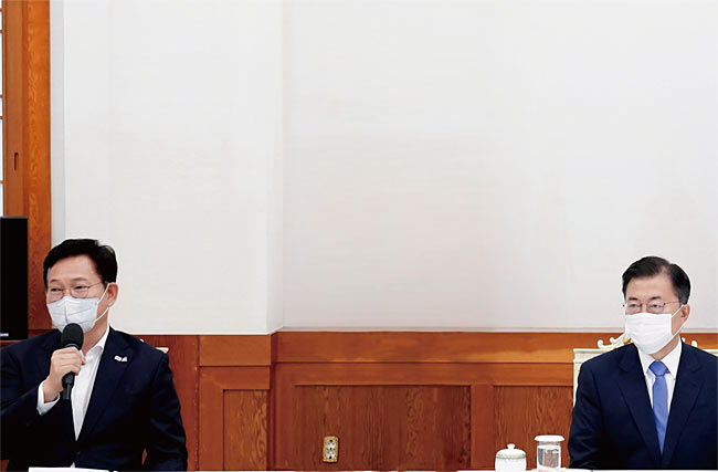 지난 5월 14일 청와대에서 열린 더불어민주당 지도부 초청간담회에 참석해 발언하는 송영길 민주당 대표(왼쪽)와 문재인 대통령. ⓒphoto 뉴시스