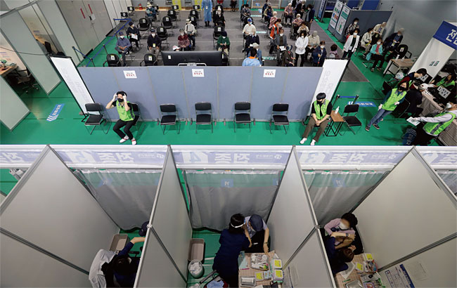 지난 5월 17일 오전 서울 서대문구 예방접종센터에서 코로나19 백신을 접종하는 시민들. ⓒphoto 뉴시스