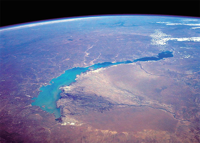 카자흐스탄의 발하슈호. 중국의 이리강 개발로 황폐화되고 있다. ⓒphoto 위키피디아
