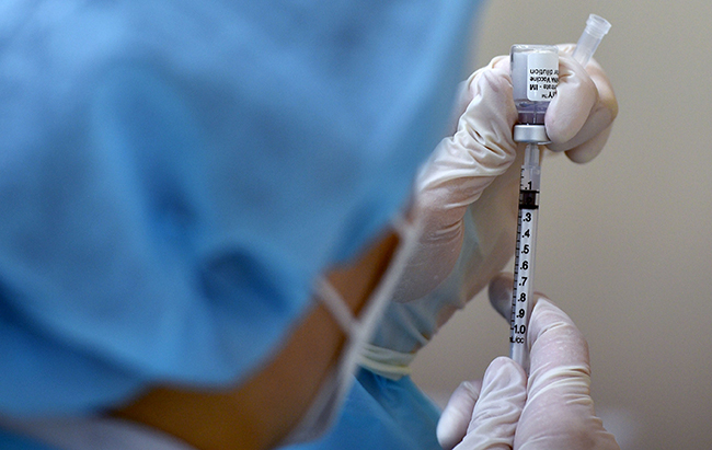 만75세 이상 코로나19 백신 접종이 시작된 지난 4월 1일 대구 지역의 의료진이 화이자 백신을 소분하고 있다. ⓒphoto 뉴시스