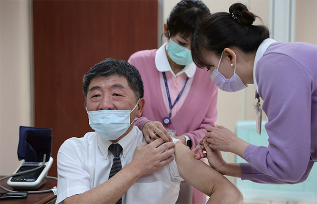 지난 3월 22일 아스트라제네카 백신을 접종하는  천스중 대만 위생복리부장(장관). ⓒphoto 뉴시스