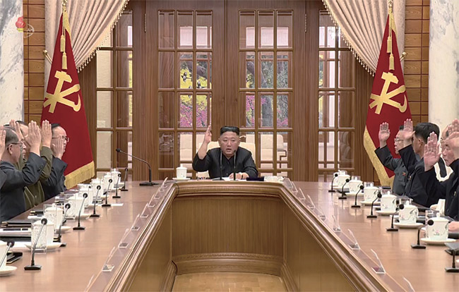 북한 조선중앙TV는 지난 6월 6일 김정은 국무위원장이  6월4일 당 중앙위원회 본부청사에서  진행된 조선노동당 중앙위원회 제8기 제1차 정치국회의를 주재했다고 방영했다. ⓒphoto 뉴시스