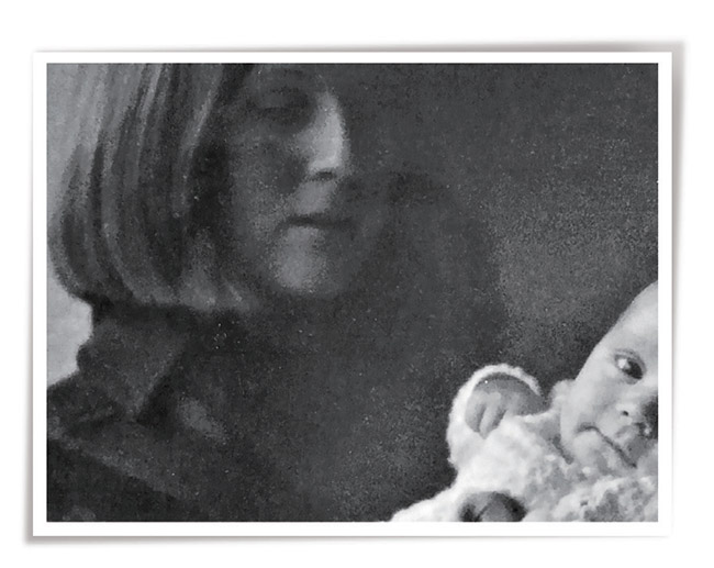 영국 일간지 가디언이 보도한 강제입양 피해자 질 킬링턴 모자. 지금 60대인 이 여성이 1968년 16살 때 아들과 함께 찍은 사진으로, 이 사진을 찍은 직후 아들이 강제입양됐다.