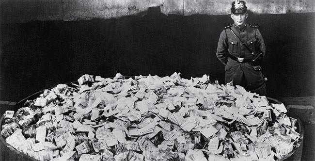 1920년대 초인플레이션에 시달리던 독일에서 가치가 하락한 지폐 더미를 불사르기 위해 모아놓은 장면.