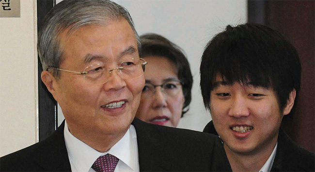 2012년 3월 김종인 당시 새누리당 비상대책위원(왼쪽)과 이준석 위원(현 국민의힘 대표)이  회의실에 들어서고 있다. ⓒphoto 뉴시스