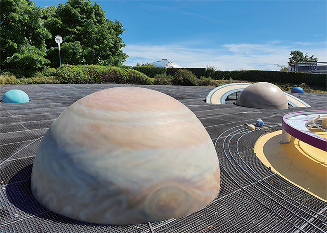 우주테마파크 ‘시테 드레스파스’에 있는 태양계 모형.