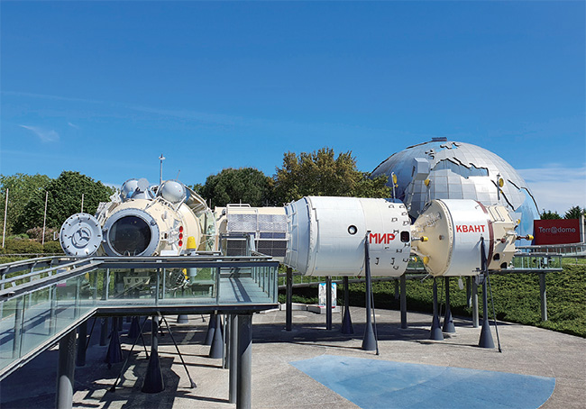 ‘시테 드레스파스’에 있는 미르 우주정거장 모형.