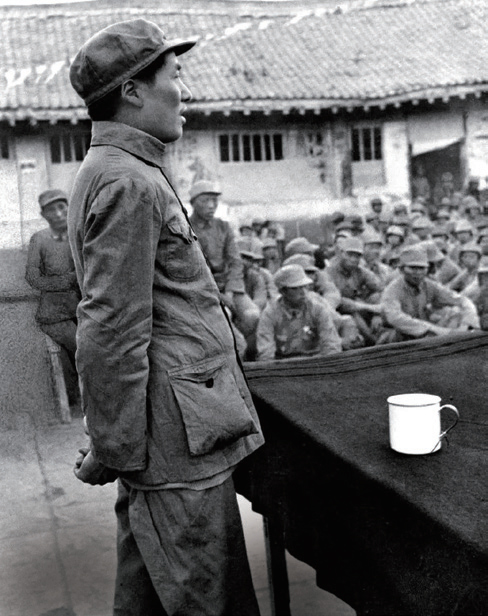 1938년 중국 옌안에서 ‘지구전’에 대해  강연하는 마오쩌둥 전 주석. ⓒphoto 신화