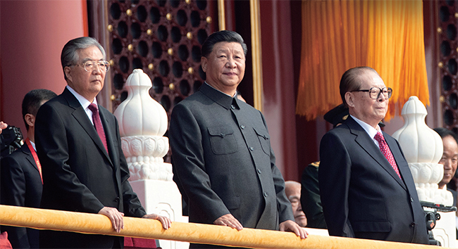 2019년 10월 1일 중국 건국 70주년을 기념하는 국경절 천안문 열병식에  함께 참석한 시진핑 중국공산당 총서기 겸 국가주석(가운데)과  전임자인 후진타오(왼쪽), 전 전임자인 장쩌민(오른쪽). ⓒphoto AP·뉴시스