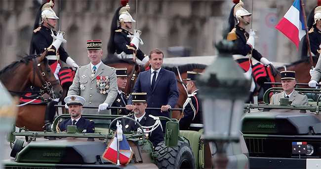 지난해 7월 14일 프랑스혁명 기념일에 군대를 사열하고 있는 마크롱 대통령(오른쪽)과 르코앵트르 합참의장. 르코앵트르는  지난 6월 12일 합참의장직 사임을 발표했다.