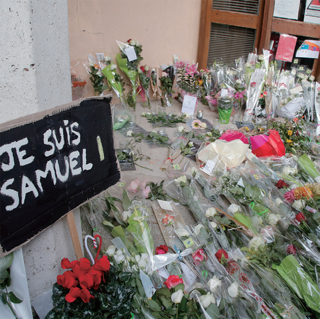 지난해 10월 무슬림 소년에게 참수당한 중학교 교사 사무엘 파티를 애도하는 꽃다발. 프랑스군 일각에서는 마크롱 대통령이 이슬람 테러에 대해 더 강경한 자세를 취해야 한다고 불만을 터뜨리고 있다. ⓒphoto 뉴시스