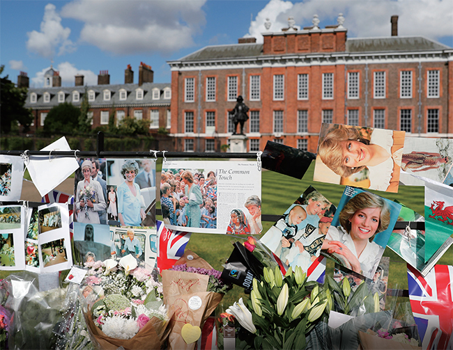 2017년 8월 31일 다이애나 왕세자비 서거 20주년을 맞아 그녀가 숨지기 전까지 살았던 런던 켄싱턴궁 앞에 추모 화환과  사진들이 놓여 있다. 올해 7월 1일 다이애나 60세 생일을 맞아 영국에서는 다시 추모 열기가 일고 있다. ⓒphoto 뉴시스