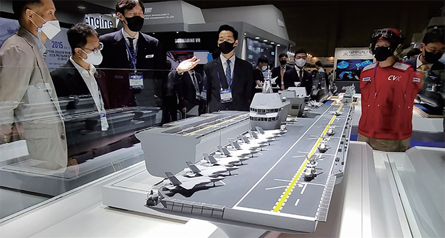 2021 MADEX 전시회에서 처음으로 공개된  대우조선해양의 한국형 경항모 모형. ⓒphoto 유용원
