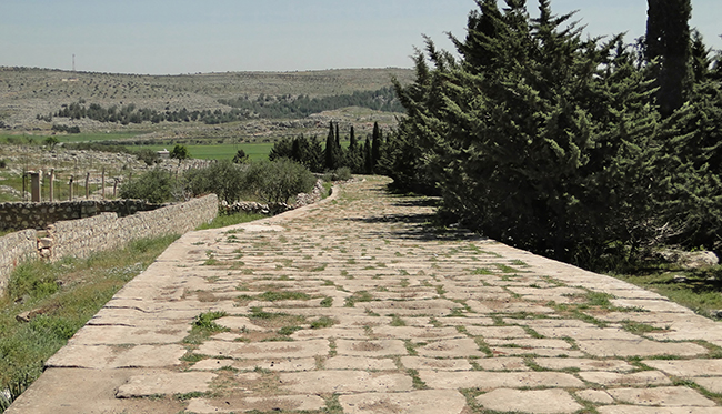 시리아의 탈 아퀴브린 지방에 남아 있는 로마 시대에 건설된 도로. 로마인들은 정복지 어디에나 지금까지도 남아있을 정도로 튼튼하고 넓은 도로를 닦았다. photo. Bernard Gagnon 작품, Creative Commons License, https://commons.wikimedia.org/wiki/File:Ancient_Roman_road_of_Tall_Aqibrin.jpg
