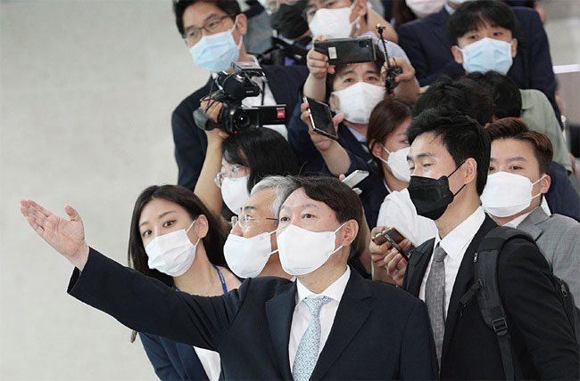 윤석열 전 검찰총장이 지난 6월 30일 서울 여의도 국회 기자실을 방문하고 있다.