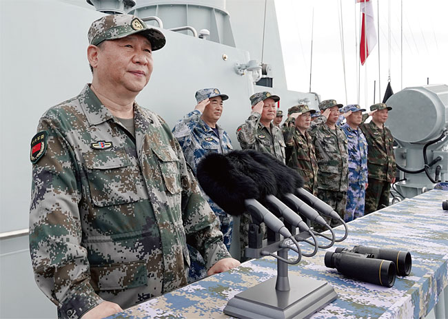 2018년 4월 시진핑 중국 국가주석이 남중국해에서 중국 해군의 훈련을 지켜보고 있다. ⓒphoto 뉴시스