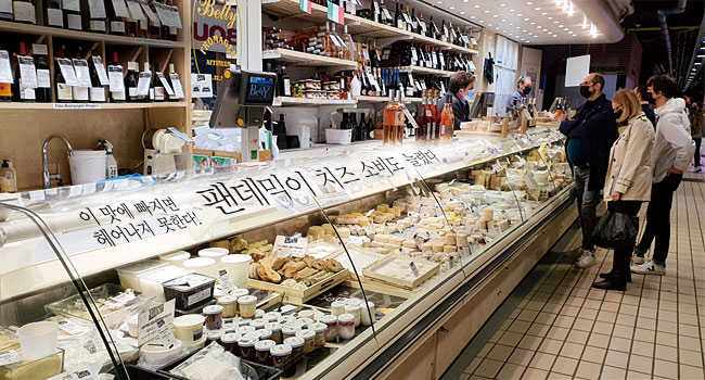 프랑스 툴루즈 시내에 있는 한 치즈 전문점. 팬데믹으로 최근 치즈 소비량이 더 늘었다.