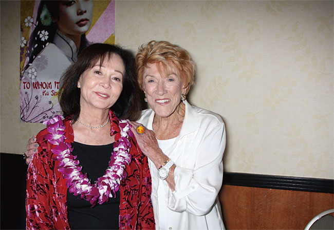 2013년 숨진 미국의 여배우 잔 쿠퍼(오른쪽)와 함께 포즈를 취한 낸시 콴. 2012년 8월 캘리포니아 버뱅크에서 열린 ‘할리우드쇼’ 행사장에서 찍은 사진이다. ⓒphoto 셔터스톡