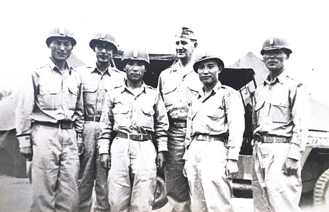 1948년 5월 제주9연대장으로 부임한 박진경(맨 오른쪽) 대령이 작전에 참여한 연대 참모들과 함께 기념촬영을 했다. ⓒphoto 박철균 제공
