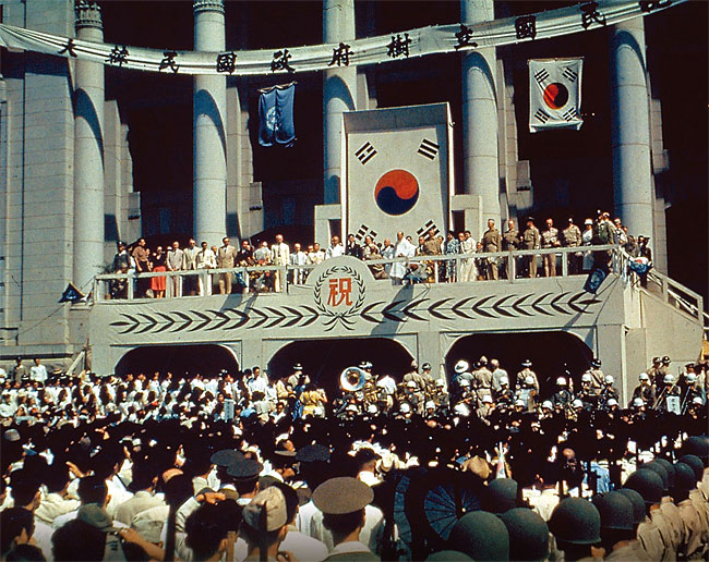 1948년 8월 15일 옛 중앙청(조선총독부) 광장에서 열린 대한민국 정부수립 국민축하식. ⓒphoto 국가기록원