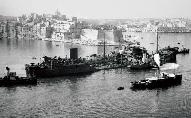 추축국의 공격으로 만신창이가 된 오하이오함이 1942년 8월 15일 몰타 수도 발레타의 그랜드항구에 무사히 도착했다. ⓒphoto usmm.org