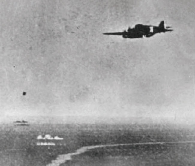 몰타로 향하는 영국 수송단을 공격하는 독일군 전투기. ⓒphoto Comandosupremo.com
