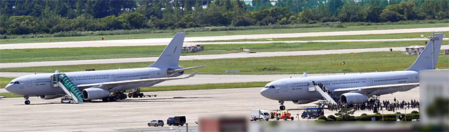 아프리카 아덴만 해역에서 파병 임무를 수행하던 중 코로나19 집단감염이 발생한 청해부대 34진(문무대왕함·4400t급)의 승조원 300여 명을 수송할 대한민국 공군의 다목적 공중급유수송기(KC-330) 2대가 지난 7월 18일 공군 김해기지에서 이륙을 앞둔 가운데 교대 장병들이 항공기에 탑승하고 있다. ⓒphoto 뉴시스