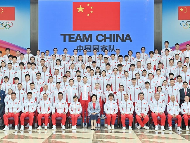 오는 7월 23일 개막하는 도쿄올림픽에 출전할 자국 선수들과 만난 쑨춘란 중국 국무원 부총리(첫줄 가운데). ⓒphoto. 신화