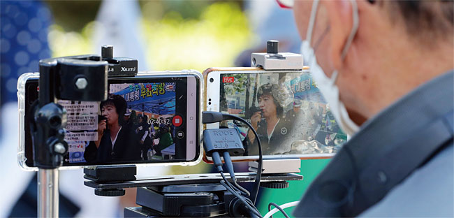2019년 9월 박근혜 전 대통령이 어깨통증으로 입원한 서울 서초구 서울성모병원 앞에서 보수 유튜버가 인터넷 생방송을 하고 있다. ⓒphoto 뉴시스