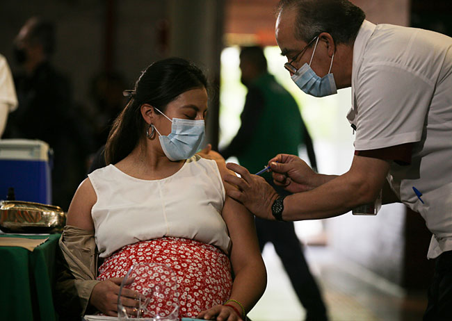 7월 29일 방역 당국은 '임신부가 신종 코로나바이러스 감염증(코로나19) 백신을 접종하는 방안에 대해 대한산부인과학회와 협의하고 있다'고 밝혔다. 해외에서는 이미 임신부의 백신 접종이 이뤄지고 있다. ⓒphoto. 뉴시스