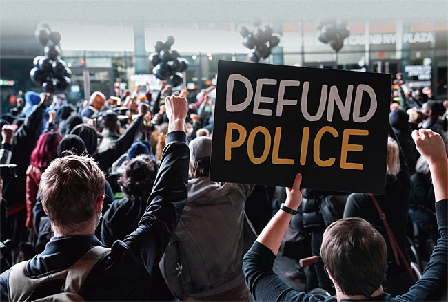 경찰의 과잉 진압으로 사망한 흑인 조지 플로이드를 추모하는 시위대가 지난해 10월 뉴욕에서 ‘경찰 예산 철폐’ 구호를 외치고 있다. ⓒphoto 뉴시스