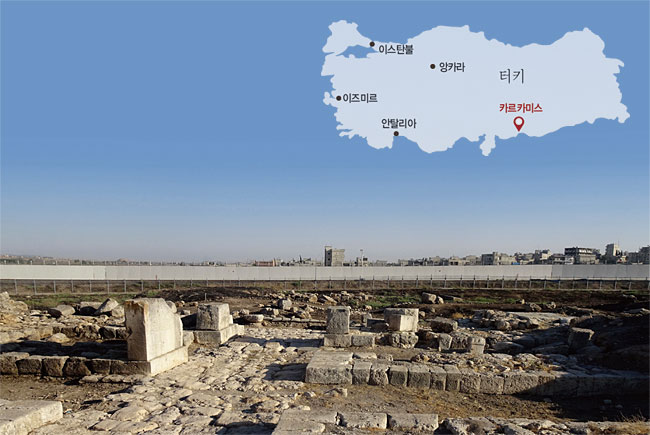 아시리아가 최후를 맞은 도시 터키 카르카미스 유적지 건너편으로 시리아가 보인다.
