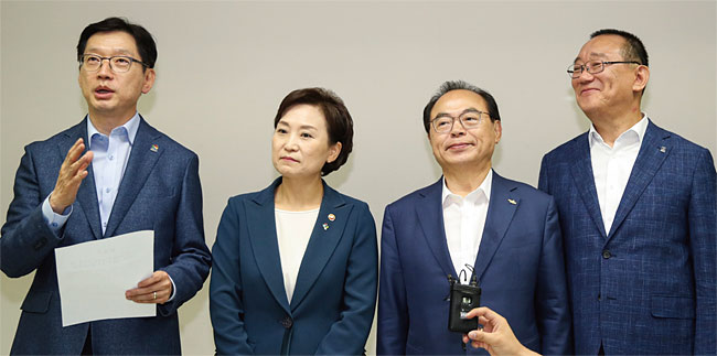 2019년 6월 김해신공항 문제의 총리실 이관을 발표하는 김경수 전 경남지사(왼쪽). ⓒphoto 뉴시스