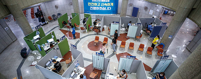 상반기 백신을 접종하지 않은 60~74세에 대한 사전예약이 예정된 지난 8월 2일 서울 은평구 은평문화예술회관에 마련된 예방접종센터를 찾은 시민들이 백신 예방접종을 받고 있다. ⓒphoto 뉴시스