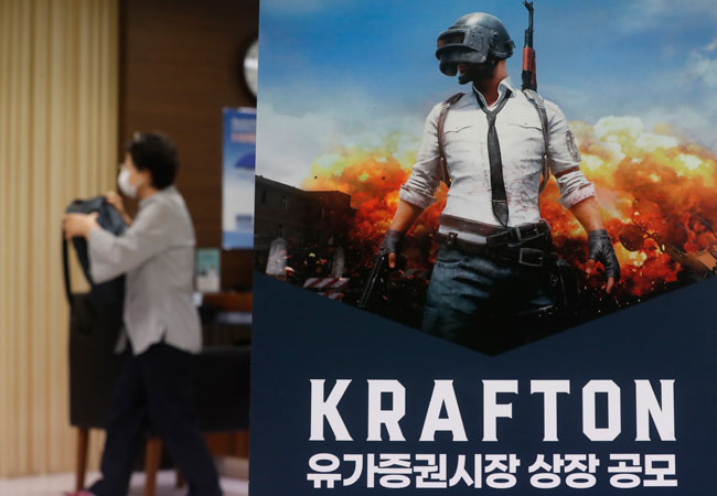 크래프톤 IPO(기업공개)를 위한 공모주 일반 청약 마지막 날인 지난 8월 3일, 서울의 한 증권사 창구에서 투자자들이 상담을 받은 뒤 자리를 뜨고 있다. ⓒphoto 뉴시스