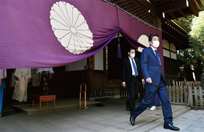 지난 4월 21일 아베 신조 전 일본 총리는 야스쿠니신사를 직접 참배하며 퇴임 뒤 노골화된 극우 행보를 이어갔다. ⓒphoto 뉴시스