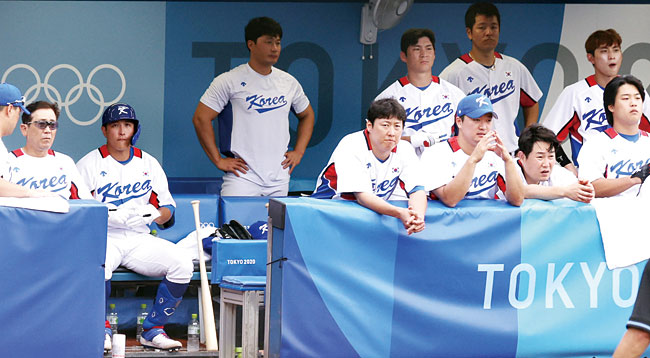 지난 8월 7일 일본 요코하마 스타디움에서 열린 도쿄올림픽 야구 동메달 결정전인 도미니카공화국과 대한민국의 경기에서 10-6으로 패하며 4위를 차지한 대한민국 선수들이 아쉬운 표정을 하고 있다. ⓒphoto 뉴시스