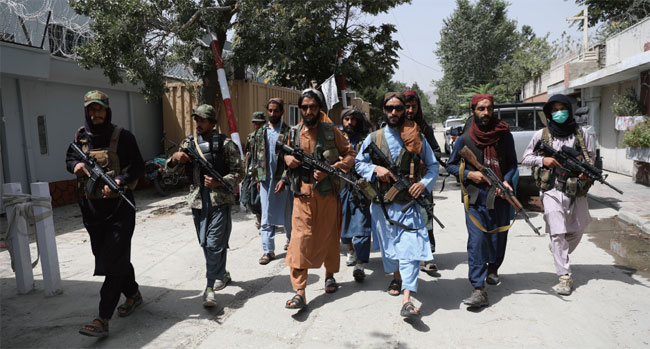 지난 8월 18일 아프가니스탄 수도 카불에 입성한 탈레반 병사들이 무리를 지어 순찰을 돌고 있다. ⓒphoto 뉴시스