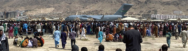 지난 8월 16일 아프가니스탄 카불국제공항 주변 미 공군 C-17 수송기 근처에 국외 탈출을 원하는 수백 명의 사람들이 모여들고 있다. ⓒphoto 뉴시스