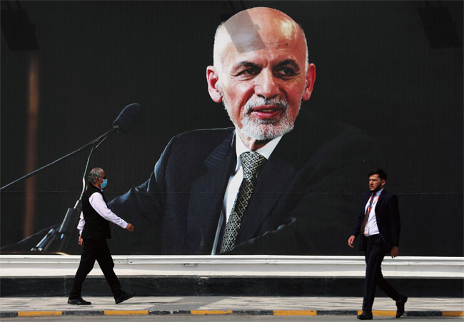 아프가니스탄 카불의 하미드 카르자이 국제공항에 걸려 있는 아슈라프 가니 전 아프간 대통령의 벽화. 그와 그의 가족들은 탈레반이 카불에 접근했을 때 현금을 들고 아프가니스탄을 탈출한 것으로 전해진다. ⓒphoto 뉴시스
