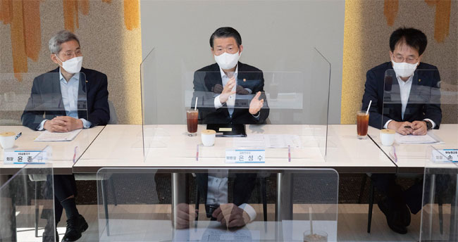 지난 8월 10일 은성수 금융위원장(가운데)이 서울 중구 은행연합회 뱅커스클럽에서 금융권 민생지원 및 일자리 창출 점검 간담회를 하고 있다. ⓒphoto 뉴시스