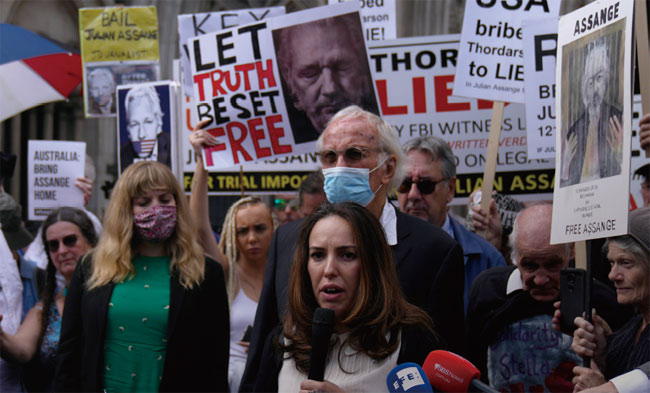 지난 8월 11일 위키리크스 설립자인 줄리안 어산지의 미국 인도 여부를 결정할 항소심이 열린 영국 런던 고등법원 앞에서 어산지 지지자들이 ‘언론자유’와 어산지의 석방을 요구하고 있다. ⓒphoto 뉴시스