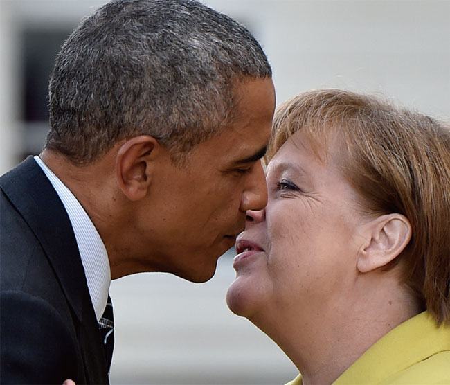 2016년 4월 메르켈 총리가 독일을 방문한 오바마 미국 대통령과 다정하게 인사를 나누고 있다. 메르켈이 4선 총리에 도전한 것은 당시 오바마의 권유가 영향을 미친 것으로 알려져 있다. ⓒphoto 뉴시스