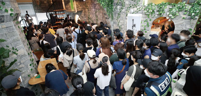 지난 8월 13일 서울 영등포구에 위치한 ‘머지포인트’ 운영사 머지플러스 본사에서 포인트 환불을 요구하는 고객들이 줄을 잇고 있다. ⓒphoto 뉴시스
