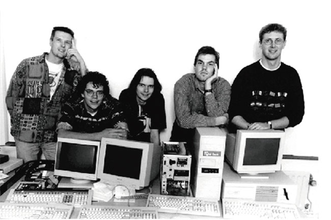 1994년 ‘디지캐시’ 개발팀. 오른쪽에서 두 번째가 닉 재보로 추정된다. ⓒphoto www.chaum.com