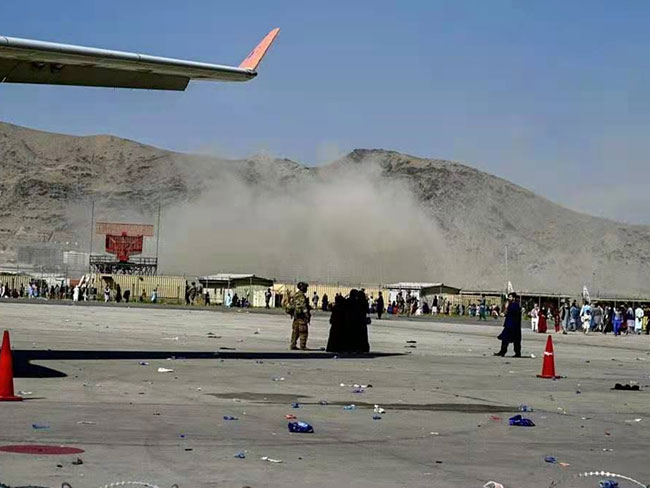 8월 26일(현지시간) 아프가니스탄 카불공항에서 무장조직 이슬람국가(IS)의 소행으로 보이는 자살폭탄 테러가 발생했다. ⓒphoto 뉴시스