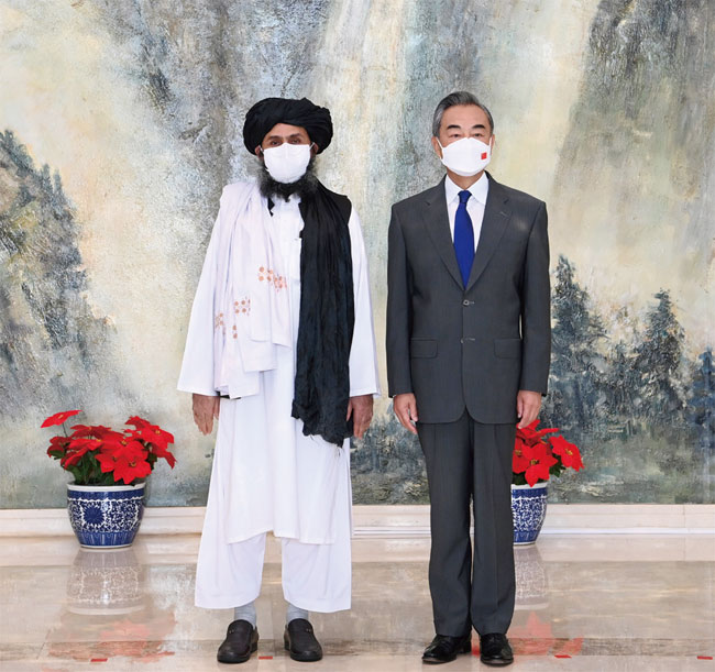 지난 7월 28일 중국 톈진에서 탈레반 이인자인 물라 압둘 가니 바라다르(왼쪽)와 만난 중국 왕이 외교부장. ⓒphoto 뉴시스