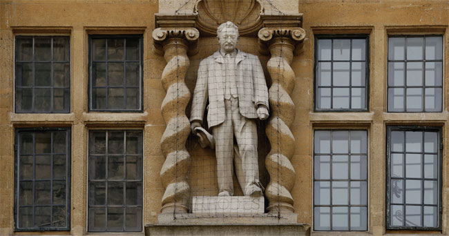 옥스퍼드대 오리얼칼리지 내 로즈하우스 건물 정면 벽에 새겨진 세실 로즈의 석상. ⓒphoto 뉴시스