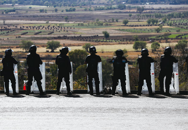 아보카도 농장을 보호하기 위해 진을 치고 있는 멕시코 주 경찰들. ⓒphoto 뉴시스