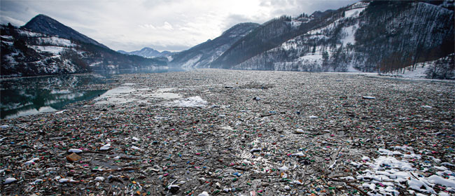 유엔이 지난 2월 플라스틱 오염의 사례로 지목한 세르비아 팟펙코 호수. 플라스틱 쓰레기들이 호수를 뒤덮고 있다. ⓒphoto 뉴시스